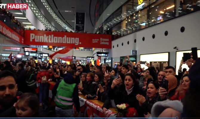 Avusturyalı ekip Viyana’da büyük coşkuyla karşılandı