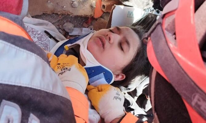 Depremin 248. saatinde kurtarılan Aleyna tedavi altına alındı