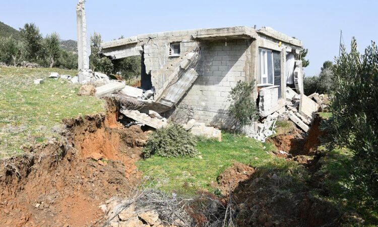 Deprem bölgesinde bir ev 2,5 metre toprağa gömüldü