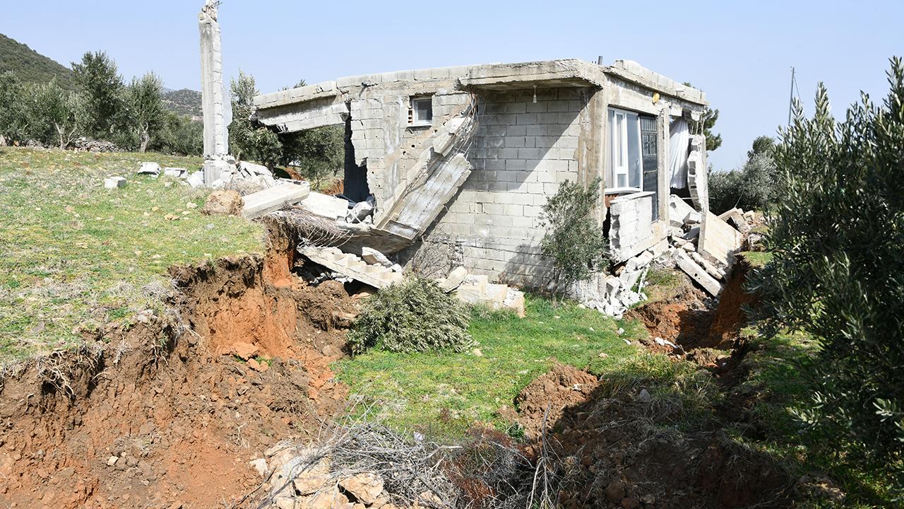 Deprem bölgesinde bir ev 2,5 metre toprağa gömüldü