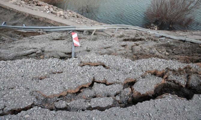 Depremler Adıyaman-Çelikhan yolunda çökmeye yol açtı