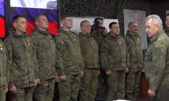 Rusya Savunma Bakanı Şoygu, Ukrayna’da savaşan Rus askerlerini denetledi