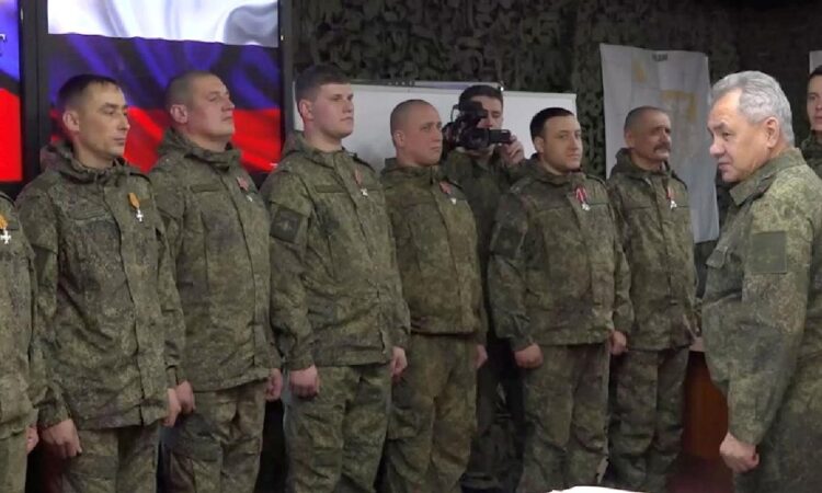 Rusya Savunma Bakanı Şoygu, Ukrayna’da savaşan Rus askerlerini denetledi